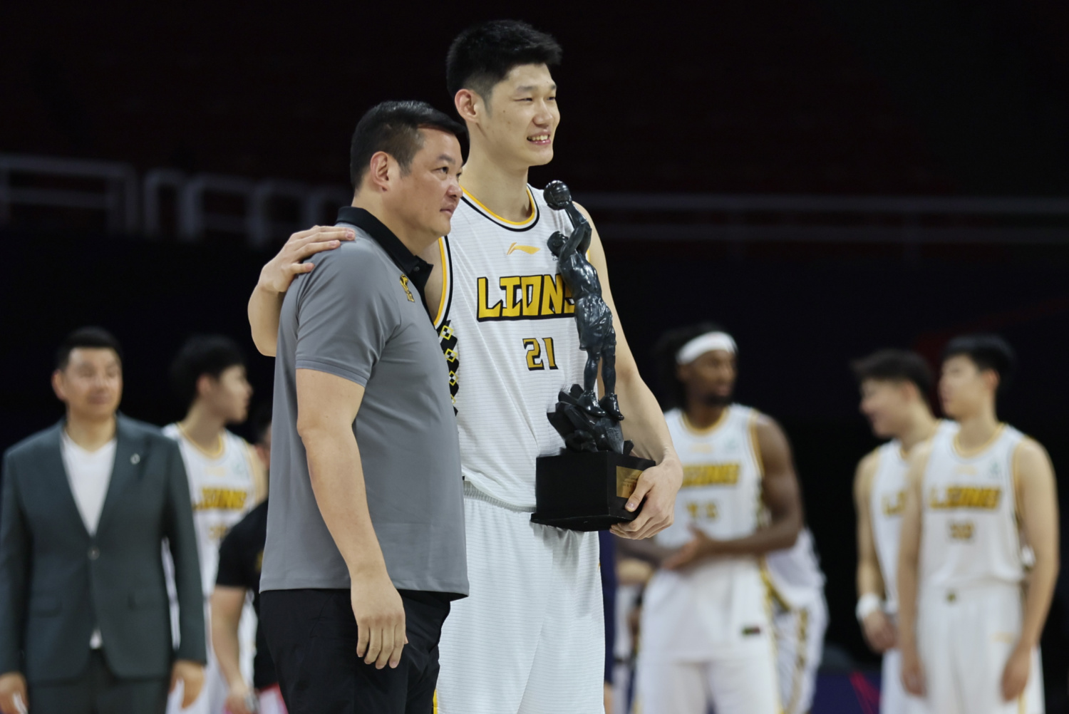 掘金完胜勇士,孙铭徽统治全场 掘金完胜勇士,孙铭徽统治全场