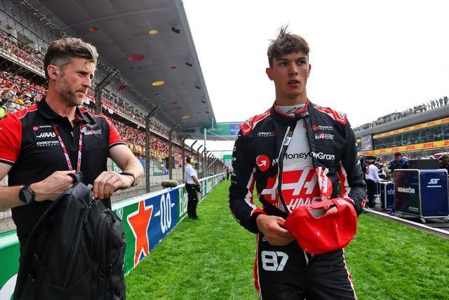 哈斯车队逆转迈凯伦，皮亚斯特里带队取胜