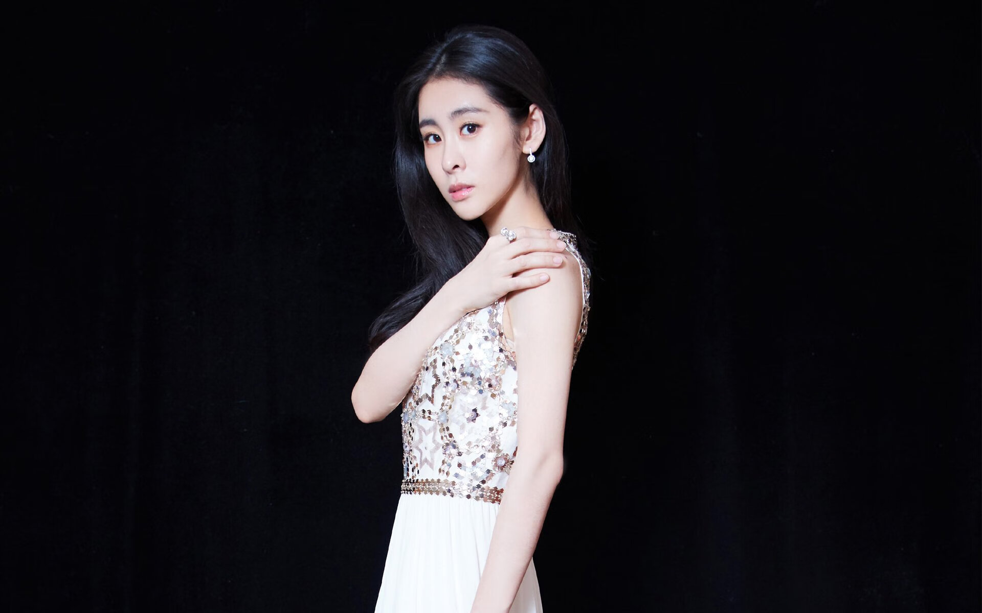 沉默的引力场，当一个名叫切特的黑洞吞噬了太阳的光