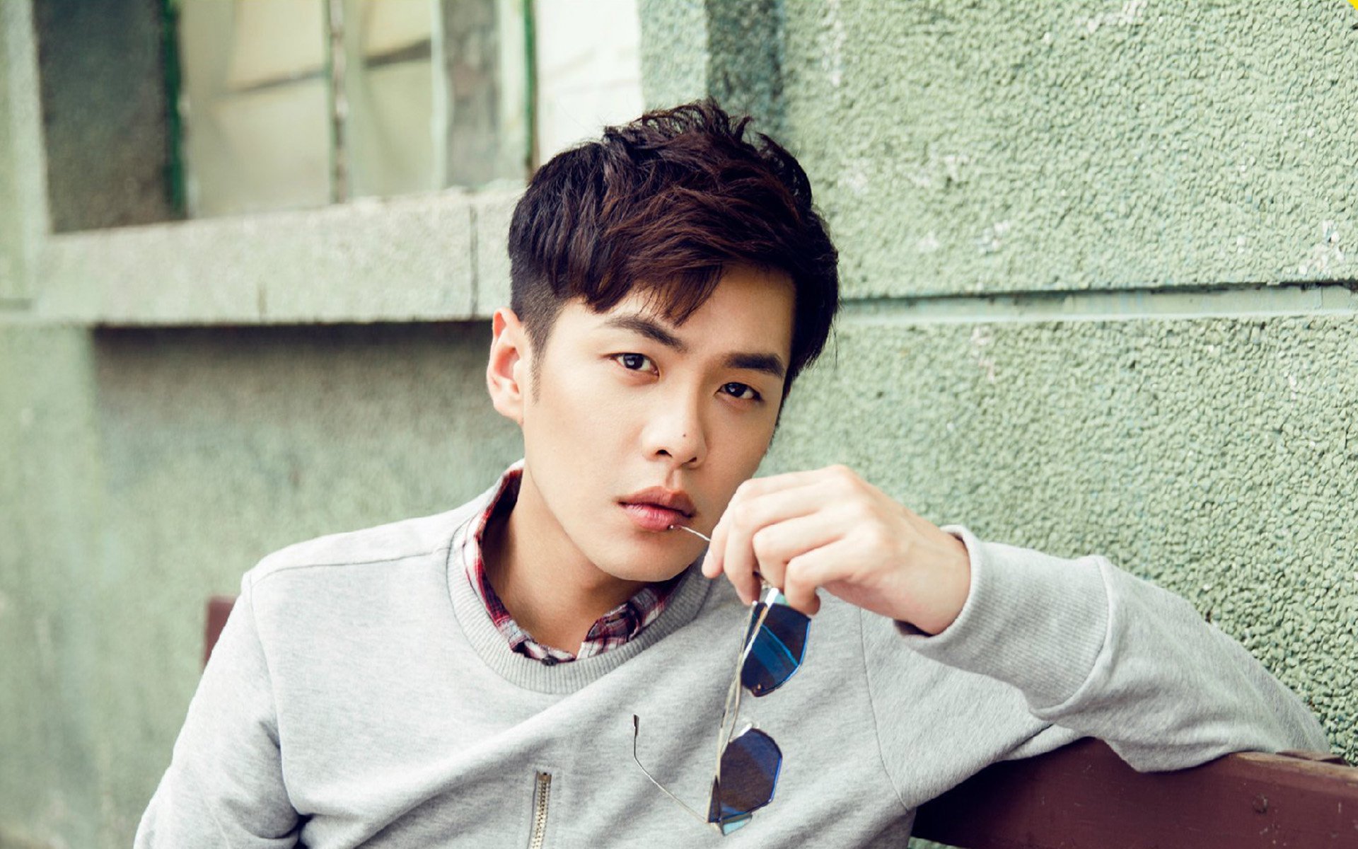 曼城的蓝色风暴中，韩国前锋黄喜灿为何是唯一失控变量？